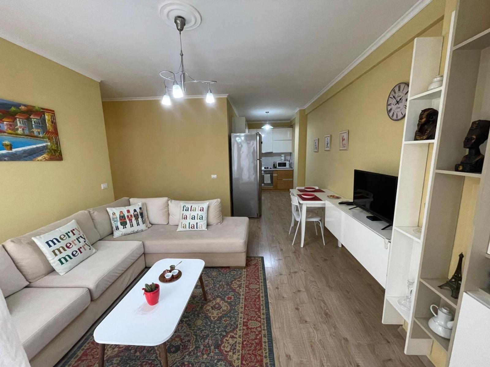 Ergi'S Host Apartment Tirana Buitenkant foto